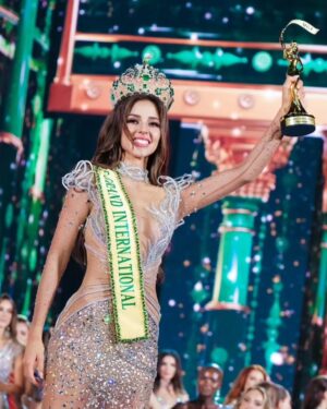 Luciana Fuster Instagram - MAMÁAA, SOY MISS GRAND INTERNATIONAL 2023 🥹🥹❤️❤️ @missgrandinternational
We did it Perú!! LO LOGRAMOOOS ❤️🤍❤️
Esto es taaan increíble que no caigo aún en la noche de ayer!!
Solo tengo palabras de agradecimiento con todos ustedes... por ser parte del proceso, por estar al tanto cada día, por todo el apoyo y amor que me han dado 🙏🏻. I'm so grateful ❤️.
Hace unos días hice un post de mencionando a mi familia, a Pato, a la organización... y lo repito... GRACIAS a cada uno por el papel tan importante que han tenido en este camino!!!
JUSTO CUANDO LA ORUGA PIENSA QUE SU CICLO TERMINÓ... SE CONVIERTE EN MARIPOSA 🐛✨️🦋
Estoy lista para volar 🤍. Hoy empieza un nuevo capítulo en mi vida y me prometo que será el más maravilloso. Estoy lista para trabajar de la mano con MGI, lista para tantos nuevos retos, ansiosa, feliz y con miles de emociones y sentimientos mezclados 😅🙌🏻
Quiero que disfruten de este reinado tanto como yo lo haré.
Atte,
LUCIANA FUSTER, MISS GRAND INTERNATIONAL 2023 👑