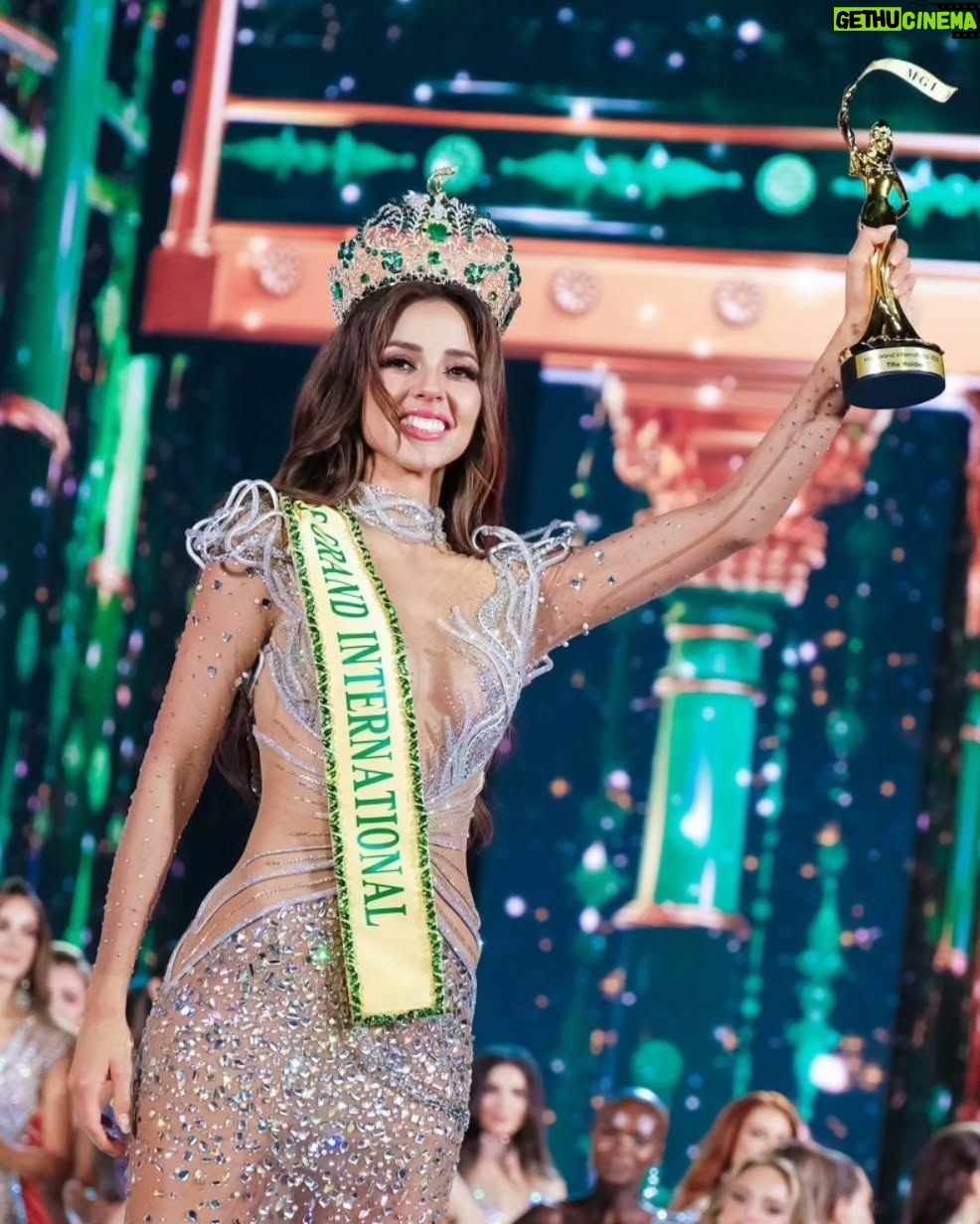 Luciana Fuster - 540.8K Likes - MAMÁAA, SOY MISS GRAND INTERNATIONAL 2023 🥹🥹❤️❤️ @missgrandinternational

We did it Perú!! LO LOGRAMOOOS ❤️🤍❤️
Esto es taaan increíble que no caigo aún en la noche de ayer!!
Solo tengo palabras de agradecimiento con todos ustedes... por ser parte del proceso, por estar al tanto cada día,  por todo el apoyo y amor que me han dado 🙏🏻. I'm so grateful ❤️.
Hace unos días hice un post de mencionando a mi familia, a Pato, a la organización... y lo repito... GRACIAS a cada uno por el papel tan importante que han tenido en este camino!!! 

JUSTO CUANDO LA ORUGA PIENSA QUE SU CICLO TERMINÓ... SE CONVIERTE EN MARIPOSA 🐛✨️🦋 

Estoy lista para volar 🤍. Hoy empieza un nuevo capítulo en mi vida y me prometo que será el más maravilloso. Estoy lista para trabajar de la mano con MGI, lista para tantos nuevos retos, ansiosa, feliz y con miles de emociones y sentimientos mezclados 😅🙌🏻 

Quiero que disfruten de este reinado tanto como yo lo haré. 

Atte, 

LUCIANA FUSTER, MISS GRAND INTERNATIONAL 2023 👑