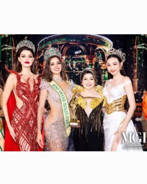 Luciana Fuster Instagram - MAMÁAA, SOY MISS GRAND INTERNATIONAL 2023 🥹🥹❤️❤️ @missgrandinternational
We did it Perú!! LO LOGRAMOOOS ❤️🤍❤️
Esto es taaan increíble que no caigo aún en la noche de ayer!!
Solo tengo palabras de agradecimiento con todos ustedes... por ser parte del proceso, por estar al tanto cada día, por todo el apoyo y amor que me han dado 🙏🏻. I'm so grateful ❤️.
Hace unos días hice un post de mencionando a mi familia, a Pato, a la organización... y lo repito... GRACIAS a cada uno por el papel tan importante que han tenido en este camino!!!
JUSTO CUANDO LA ORUGA PIENSA QUE SU CICLO TERMINÓ... SE CONVIERTE EN MARIPOSA 🐛✨️🦋
Estoy lista para volar 🤍. Hoy empieza un nuevo capítulo en mi vida y me prometo que será el más maravilloso. Estoy lista para trabajar de la mano con MGI, lista para tantos nuevos retos, ansiosa, feliz y con miles de emociones y sentimientos mezclados 😅🙌🏻
Quiero que disfruten de este reinado tanto como yo lo haré.
Atte,
LUCIANA FUSTER, MISS GRAND INTERNATIONAL 2023 👑