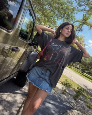 Luciana Fuster Instagram - 🏹🤎 faldita de @lucianafustercollection