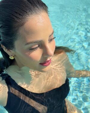 Luciana Fuster Instagram - Piscina, sol y labios intactos 💋
Mi Colorfix Barra de @esika.oficial, a prueba de todo y como si nada hubiera pasado! Encuentran algo mejor que eso?? 🏹
#Publicidad #Paidpartnership #redlip
NSOC33359-24CO. Salud es belleza - 2415112002D00092. Lea la etiqueta del producto antes de su uso