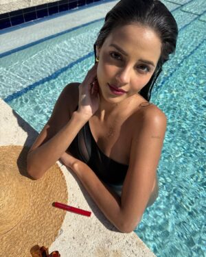 Luciana Fuster Instagram - Piscina, sol y labios intactos 💋
Mi Colorfix Barra de @esika.oficial, a prueba de todo y como si nada hubiera pasado! Encuentran algo mejor que eso?? 🏹
#Publicidad #Paidpartnership #redlip
NSOC33359-24CO. Salud es belleza - 2415112002D00092. Lea la etiqueta del producto antes de su uso