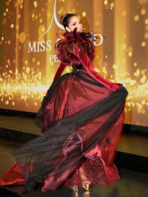 Luciana Fuster Instagram - Les debía fotos de la final de MGP25’ ❤️👑 este fue uno de mis looks para la conducción!!

Con este vestidaso tan espectacular creado por mi querido @mariorosalesofficial 💃🏻

Peinada por 4ta vez por mi Garry Styles @garrycullampe 💆🏻‍♀️

Makeup perfecto de mi bb @_axelalonso_ 💋

Fotos toppp una vez más @yosoy_hose 📸
