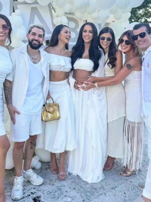Luciana Fuster Instagram - Gender reveal de mi queen sissy 🩷🩷🥹🥹 @camilaescribenss
Qué alegría tan grande saber que viene una bebita en camino!! 🎀. Te deseo lo más lindo del mundo y mucho amor en esta nueva etapa 👶🏻. I’m sure @allenlazard and you’re going to do amazing ✨️
I’m so proud of you. Love you always 👑💞
