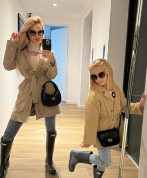 Luciana Salazar Instagram - En este dia tan invernal, la chicas se van al cine con amigas šššæš½ļø. Que pelicula vamos a ver?