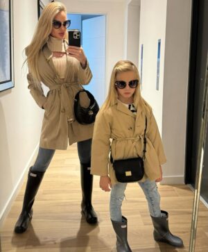 Luciana Salazar Instagram - En este dia tan invernal, la chicas se van al cine con amigas šššæš½ļø. Que pelicula vamos a ver?