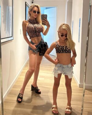 Luciana Salazar Instagram - Nuestros looks del finde con mami . Cual les gustó mÔs?
