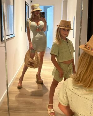 Luciana Salazar Instagram - Nuestros looks del finde con mami . Cual les gustó mÔs?