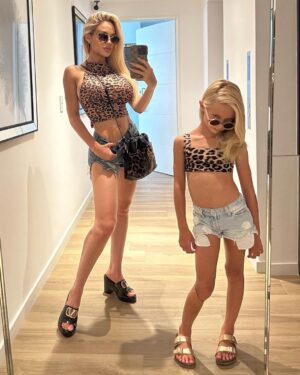 Luciana Salazar Instagram - Nuestros looks del finde con mami . Cual les gustó mÔs?