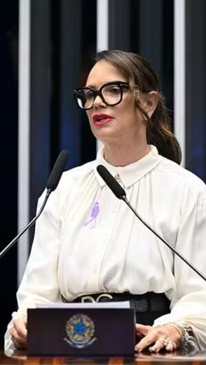 Luíza Brunet Instagram - Luiza Brunet discursa no Senado, alerta sobre violência psicológica contra mulher e cita aumento de casos.
Modelo é ativista da causa desde 2016, e foi convidada para sessão de debate sobre como conter alta de feminicídios no país; Soraya Thronicke criticou ausência de parlamentares homens na sessão.
A ativista e modelo Luíza Brunet compareceu ao Senado Federal, na manhã desta terça-feira, para uma sessão de debate na Casa sobre como conter a alta de feminicídios no Brasil. Ativista da causa pelo fim da violência contra mulher desde 2016, Brunet discursou na tribuna, e destacou os impactos da violência psicológica.
A ativista destacou que, quando se fala em violência contra a mulher, geralmente se lembram das marcas físicas, mencionando casos recentes, como o de uma mulher que levou 60 socos no rosto do namorado. No entanto, ela argumentou que a violência psicológica é a mais danosa.

— Esse tipo de violência fere no interior de todas as formas. Diminui a mulher, a aprisiona, e ela começa, então, a aceitar todas as violências às quais será submetida mais à frente — discursou Brunet.
Ela também ressaltou que, se o ciclo de violência não for interrompido já nos abusos psicológicos, esses casos podem terminar em feminicídio. Além disso, destacou a necessidade de encontrar soluções para enfrentar essa realidade.
— Me tornei ativista porque fui submetida à violência de várias formas. Fico impressionada com o grau de violência contra as mulheres, que tem aumentado demais, e a gente ainda não encontra uma solução capaz de, de fato, parar isso. Por isso, encontros como o de hoje são muito importantes para discutirmos e trazermos ideias — completou 
FONTE:o globo 
*com informações da Agência Senado