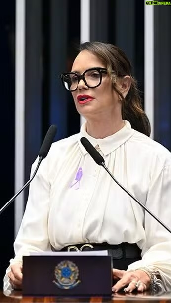 Luíza Brunet - 1.6K Likes - Luiza Brunet discursa no Senado, alerta sobre violência psicológica contra mulher e cita aumento de casos.
Modelo é ativista da causa desde 2016, e foi convidada para sessão de debate sobre como conter alta de feminicídios no país; Soraya Thronicke criticou ausência de parlamentares homens na sessão.
A ativista e modelo Luíza Brunet compareceu ao Senado Federal, na manhã desta terça-feira, para uma sessão de debate na Casa sobre como conter a alta de feminicídios no Brasil. Ativista da causa pelo fim da violência contra mulher desde 2016, Brunet discursou na tribuna, e destacou os impactos da violência psicológica.
A ativista destacou que, quando se fala em violência contra a mulher, geralmente se lembram das marcas físicas, mencionando casos recentes, como o de uma mulher que levou 60 socos no rosto do namorado. No entanto, ela argumentou que a violência psicológica é a mais danosa.

— Esse tipo de violência fere no interior de todas as formas. Diminui a mulher, a aprisiona, e ela começa, então, a aceitar todas as violências às quais será submetida mais à frente — discursou Brunet.
Ela também ressaltou que, se o ciclo de violência não for interrompido já nos abusos psicológicos, esses casos podem terminar em feminicídio. Além disso, destacou a necessidade de encontrar soluções para enfrentar essa realidade.
— Me tornei ativista porque fui submetida à violência de várias formas. Fico impressionada com o grau de violência contra as mulheres, que tem aumentado demais, e a gente ainda não encontra uma solução capaz de, de fato, parar isso. Por isso, encontros como o de hoje são muito importantes para discutirmos e trazermos ideias — completou 
FONTE:o globo 
*com informações da Agência Senado