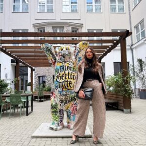 Luíza Brunet Instagram - Berlim cidade viva ,  muito além de histórias tristes. 
Hoje a Alemanha terceira potência mundial. 
Um pouco do que vivemos aqui. 🇩🇪
@gracehajfler
@vanessalapolli 
@alexandrabuchetmannm  obrigada por organizar 💥