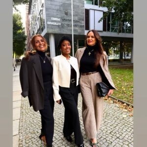 Luíza Brunet Instagram - Berlim cidade viva ,  muito além de histórias tristes. 
Hoje a Alemanha terceira potência mundial. 
Um pouco do que vivemos aqui. 🇩🇪
@gracehajfler
@vanessalapolli 
@alexandrabuchetmannm  obrigada por organizar 💥