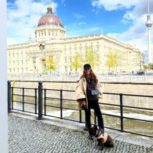Luíza Brunet Instagram - Berlim cidade viva ,  muito além de histórias tristes. 
Hoje a Alemanha terceira potência mundial. 
Um pouco do que vivemos aqui. 🇩🇪
@gracehajfler
@vanessalapolli 
@alexandrabuchetmannm  obrigada por organizar 💥