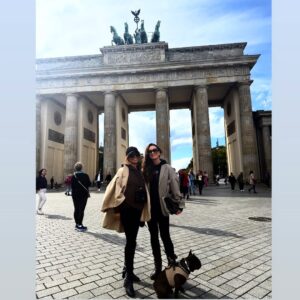 Luíza Brunet Instagram - Berlim cidade viva ,  muito além de histórias tristes. 
Hoje a Alemanha terceira potência mundial. 
Um pouco do que vivemos aqui. 🇩🇪
@gracehajfler
@vanessalapolli 
@alexandrabuchetmannm  obrigada por organizar 💥