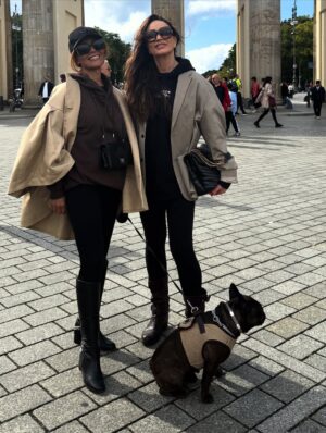 Luíza Brunet Instagram - Belin uma cidade que brilha.
Berlin resistência.
Turistas antes da palestra. 
@gracehajfler