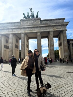Luíza Brunet Instagram - Belin uma cidade que brilha.
Berlin resistência.
Turistas antes da palestra. 
@gracehajfler