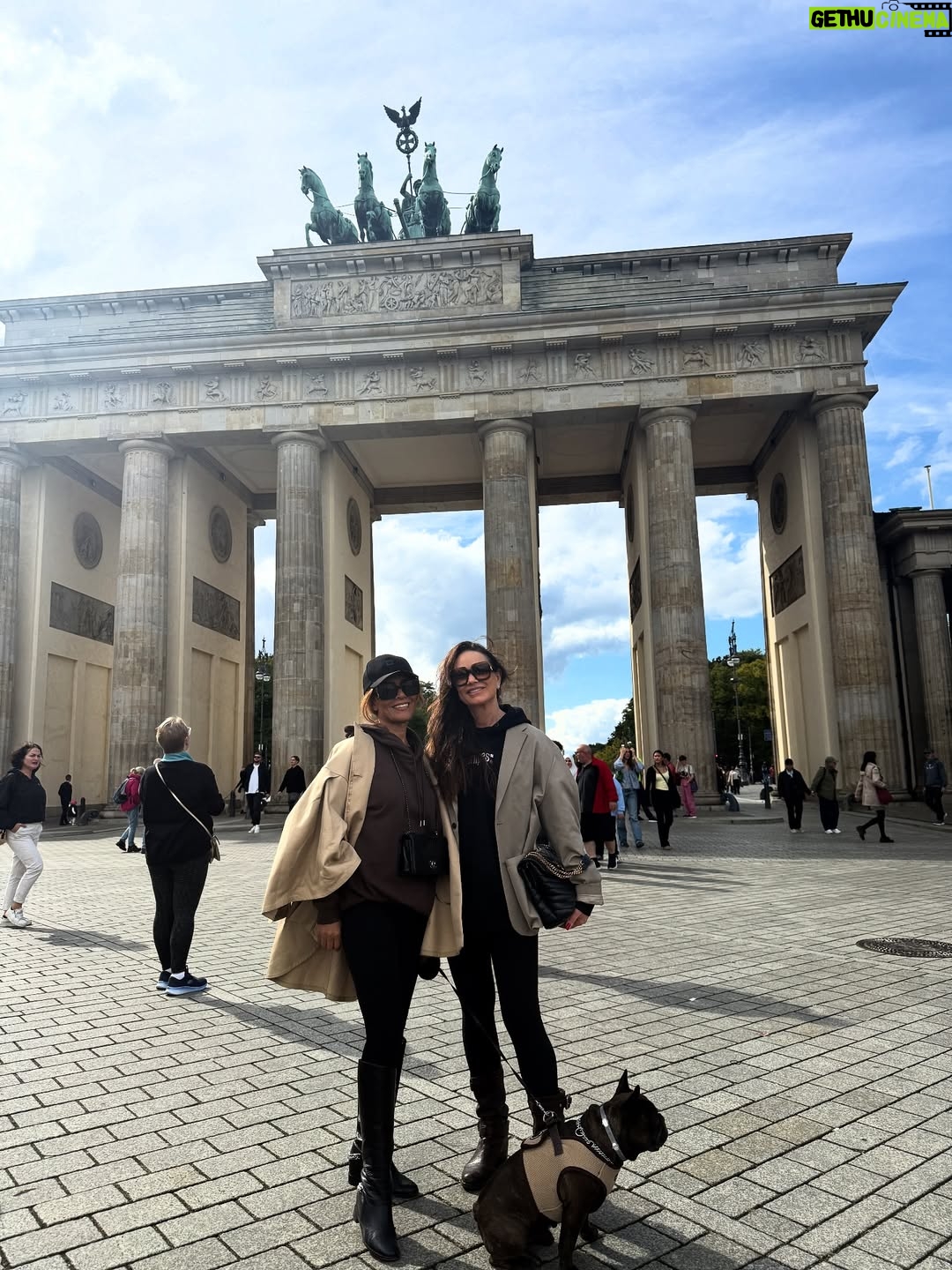 Luíza Brunet - 862 Likes - Belin uma cidade que brilha.
Berlin resistência.
Turistas antes da palestra. 
@gracehajfler