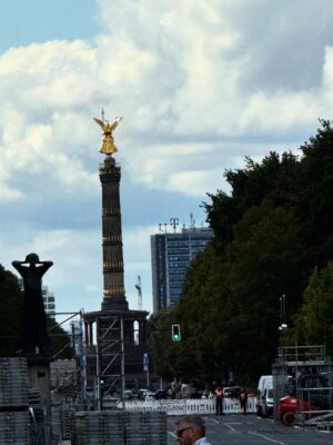 Luíza Brunet Instagram - Belin uma cidade que brilha.
Berlin resistência.
Turistas antes da palestra. 
@gracehajfler