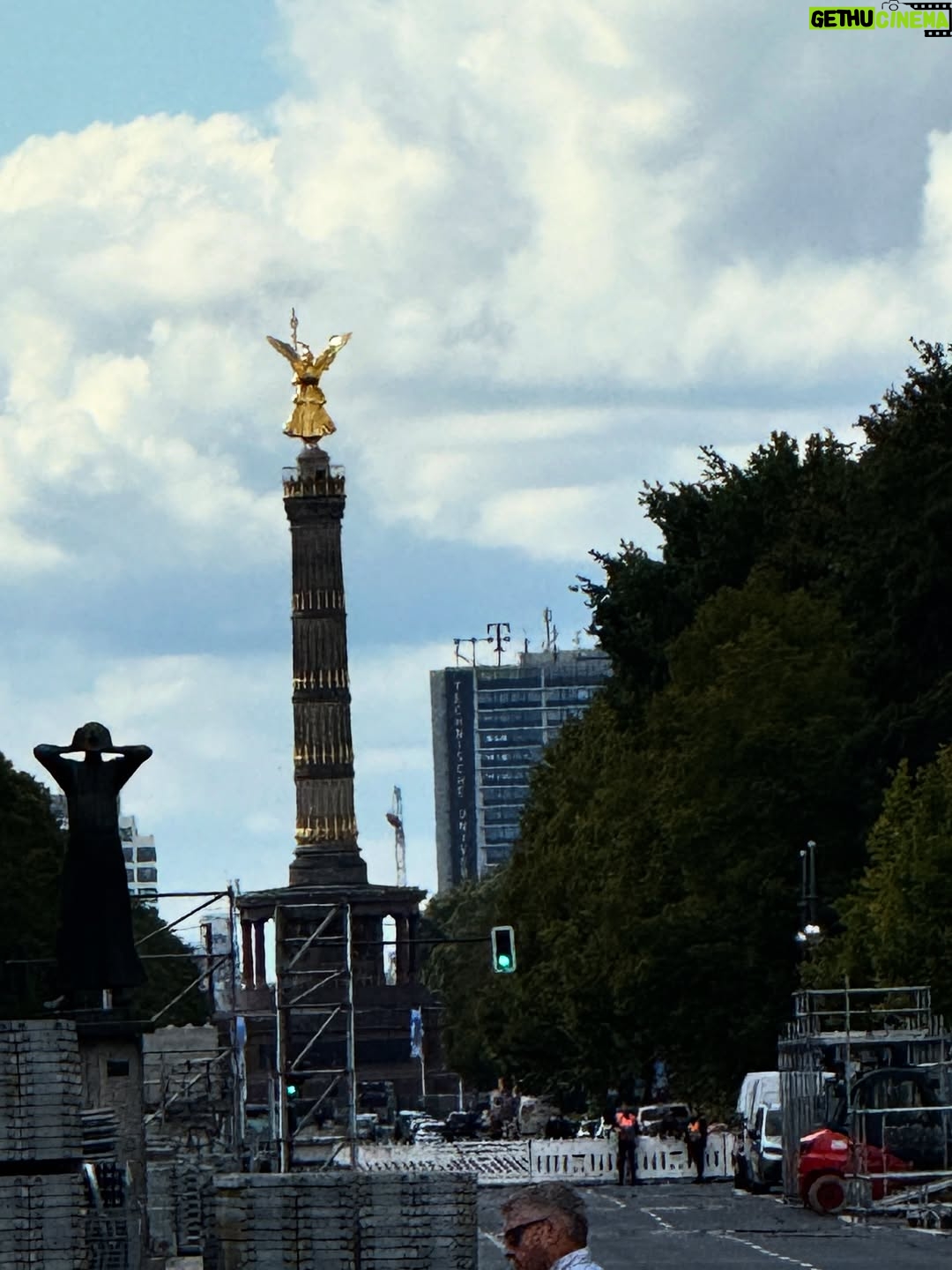 Luíza Brunet - 862 Likes - Belin uma cidade que brilha.
Berlin resistência.
Turistas antes da palestra. 
@gracehajfler