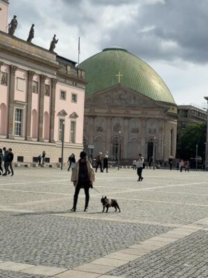 Luíza Brunet Instagram - Belin uma cidade que brilha.
Berlin resistência.
Turistas antes da palestra. 
@gracehajfler