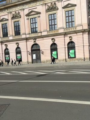 Luíza Brunet Instagram - Belin uma cidade que brilha.
Berlin resistência.
Turistas antes da palestra. 
@gracehajfler