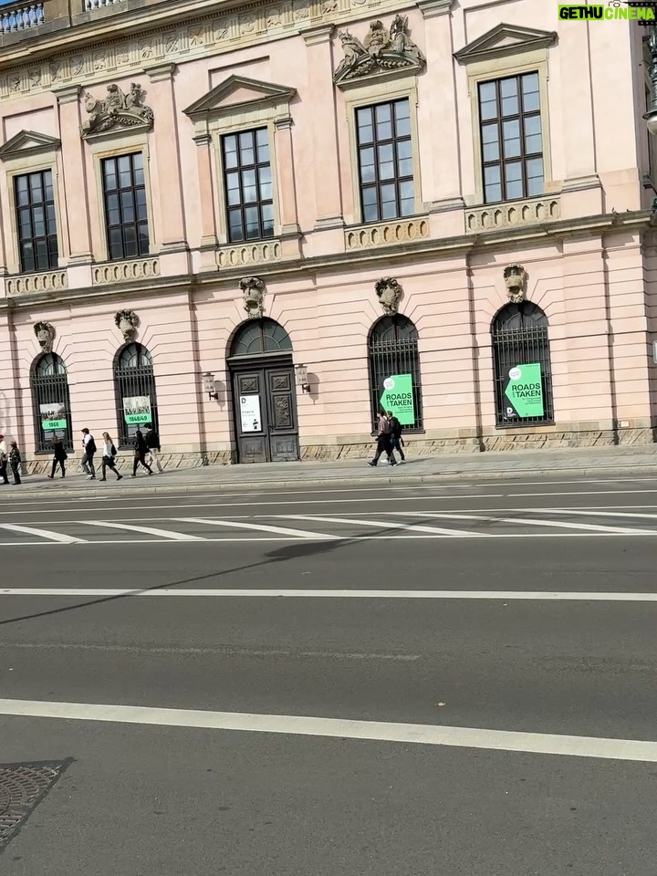 Luíza Brunet - 862 Likes - Belin uma cidade que brilha.
Berlin resistência.
Turistas antes da palestra. 
@gracehajfler