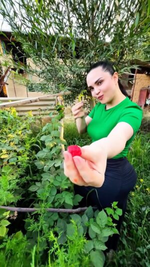 Luiza Rasulova Instagram - 🍓🤤