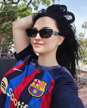 Luiza Rasulova Instagram - Эль-Класико⚽️хисобни неччи қиламиз бугун?🤣
манда тахмин бор камида 3-0 💙Barca❤️фойдасига😉силада тахминла борми? ким қайси футбол клубига мухлисдик қилади👇🏻