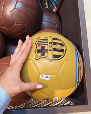 Luiza Rasulova Instagram - Эль-Класико⚽️хисобни неччи қиламиз бугун?🤣
манда тахмин бор камида 3-0 💙Barca❤️фойдасига😉силада тахминла борми? ким қайси футбол клубига мухлисдик қилади👇🏻