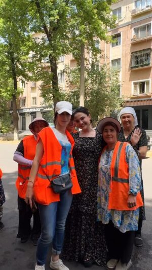 Luiza Rasulova Instagram - Бугун шахримизни тозалигига қарайдиган🙏🏻тинимсиз иссиқ ва совуқга қарамай беминнат меҳнат қиладиган инсонлардан ҳабар олдим🥹🤲🏻