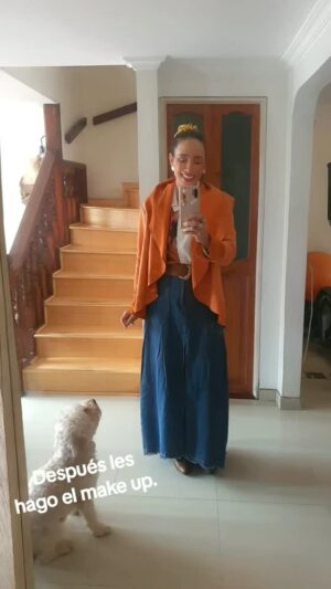 Luly Bossa Instagram - Pensé mucho en subirlo. Pero es que no salgo mucho ni me arreglo tampoco mucho. Las faldas me dan un frío terrible sin mencionar que estoy blanca lechosa, pero ajá aquí va. Es un #getready o sea alistate conmigo pero al revés porque en la mañana corrí. Oigan un tip. Pónganle laca al cuello de la camisa antes de usarla para que el maquillaje no se le pegue. Funciona. Cartera @jhonatanscr Gracias amore.