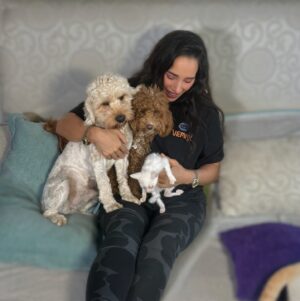 Luly Bossa Instagram - Ellos son mi compañía, mi familia. Por ellos, y también por mí, ya no salgo por las noches. Uno se vuelve una bola, sí… ¡pero es que lo valen! Los amo con el alma. Cada día aprendo algo nuevo a su lado. #Sushi #Fortuna #Nube #Campanita y los chiquis… 😍😍😍 gracias @jhonatanscr por estás fotos