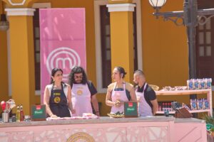 Luly Bossa Instagram - Reto en equipos 🩷 @masterchefcelebrityco 🌸 @higuitarene1 @yeseniavalenciaactriz @pichingohumor @canalrcn