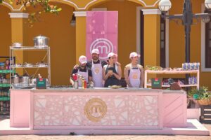 Luly Bossa Instagram - Reto en equipos 🩷 @masterchefcelebrityco 🌸 @higuitarene1 @yeseniavalenciaactriz @pichingohumor @canalrcn