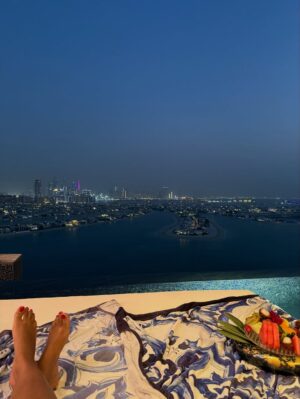 Lungelo Mpangase Instagram - Cloud 9 is cute, but CLOUD 22 has views like this ✨🍸🌌
P.S. I had show proof of my age😅 but we are within
#travel #dubai