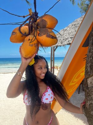 Lungelo Mpangase Instagram - 🏝️Postcard from KIZIMKAZI 🥥
(I couldn’t even get one good picture with the tortoises 🐢😅bengitatazela) #tanzania #ocean #travel