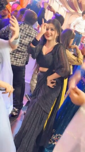 Maahi Instagram - Patla dupatta tara muh dikhe…🖤🥳 @x___maahi 
#x___maahi