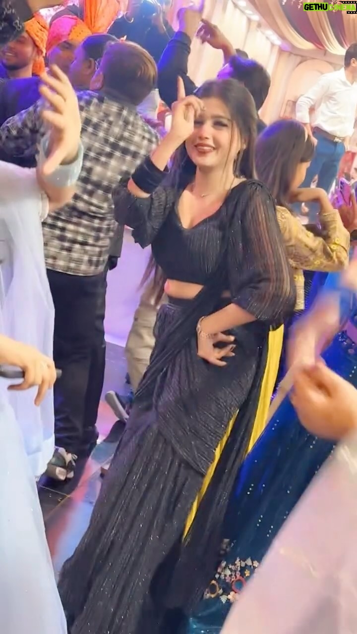 Maahi - 74.1K Likes - Patla dupatta tara muh dikhe…🖤🥳 @x___maahi 
#x___maahi