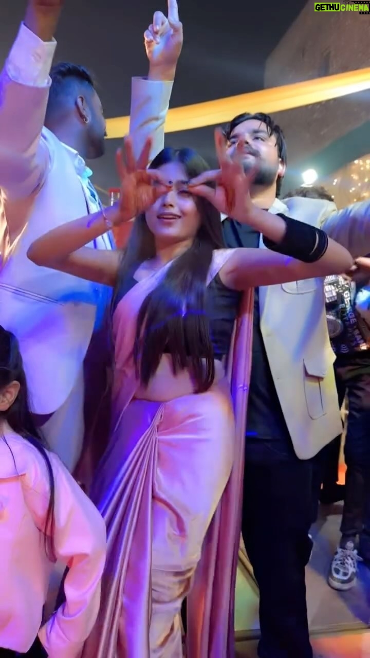 Maahi - 104.1K Likes - With jiju…😁🙇‍♀️ @x___maahi 
#x___maahi