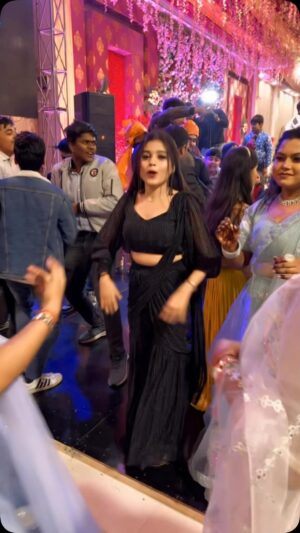 Maahi Instagram - Shadi me khana nhi dance important h…😁❤️ @x___maahi 
#x___maahi