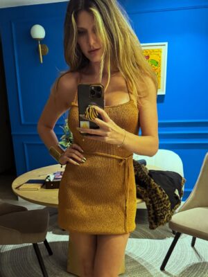 Mabel Moreno Instagram - Me gusta ponerme outfits inspirados en los 70 porque es como ponerme encima un pedazo de historia,
como si al vestirme, pudiera también heredar el coraje creativo de esa generación.
Porque hubo una Ć©poca en la que nadie pedĆa permiso para brillar.
Y esa Ć©poca, para mĆ, sigue viva.
āØLos 70 no solo fueron una dĆ©cada, fueron una declaración.
Donde la moda era libertad, y cada prenda contaba una historia.
Flecos, texturas, brillos y cortes que no solo se ponĆan⦠se sentĆan.
Fue la era en la que vestirse era un acto artĆstico, rebelde y sensual.
Y la música⦠ay, la música.
Salsa, soul y disco: ritmos que no solo se bailaban, se vivĆan.⨠cuĆ”l es tu Ć©poca favorita de la moda?