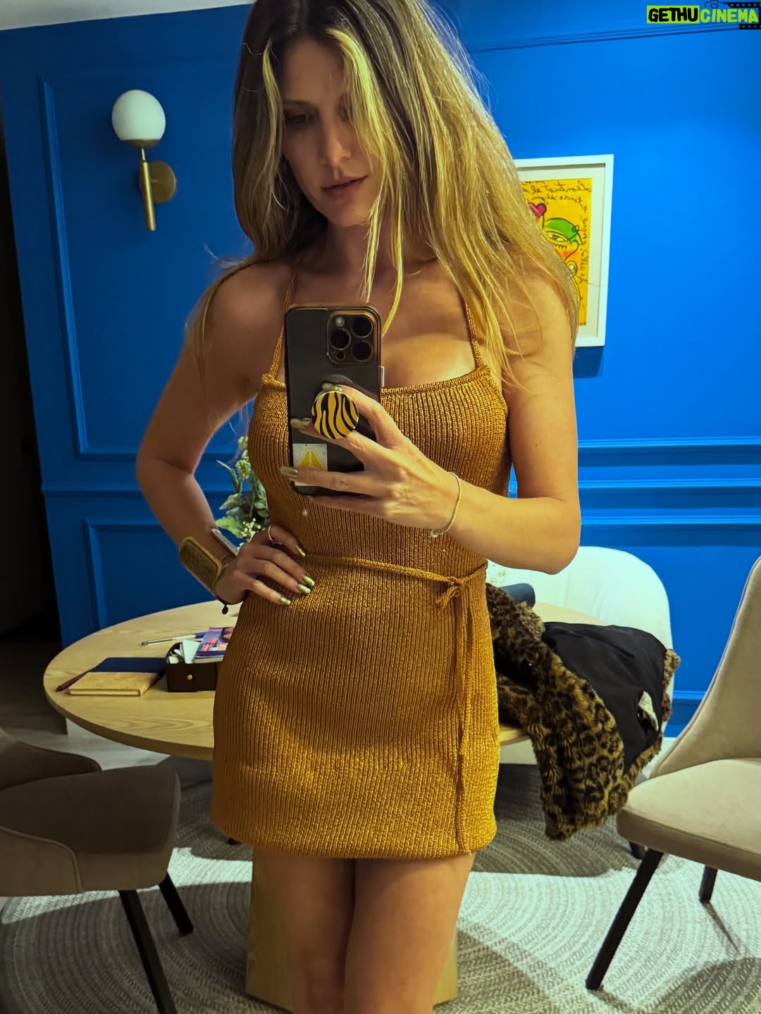 Mabel Moreno - 20.4K Likes - Me gusta ponerme outfits inspirados en  los 70 porque es como ponerme encima un pedazo de historia,
como si al vestirme, pudiera también heredar el coraje creativo de esa generación.
Porque hubo una época en la que nadie pedía permiso para brillar.
Y esa época, para mí, sigue viva.
✨Los 70 no solo fueron una década, fueron una declaración.
Donde la moda era libertad, y cada prenda contaba una historia.
Flecos, texturas, brillos y cortes que no solo se ponían… se sentían.
Fue la era en la que vestirse era un acto artístico, rebelde y sensual.
Y la música… ay, la música.
Salsa, soul y disco: ritmos que no solo se bailaban, se vivían.✨ cuál es tu época favorita de la moda?