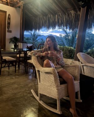 Mabel Moreno Instagram - @casaorigenlosnaranjos AquĆ no vengo a escapar de la vida, vengo a encontrarme con ella. soy mĆ”s yo, en la selva y en el mar, conectando con mi mujer indomable⦠no necesito domar la naturaleza, porque en su libertad reconozco la mĆa.