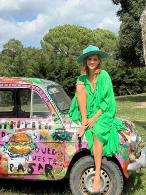 Macarena Gómez Instagram - Verde que te quiero rosa 💚💗
FashionInspo #StyleIcon #StreetStyleVibes #GlamLife
#ChicAndUnique #LuxuryStyle #OOTDInspo #FashionMood #LifestyleGoals
#StyleWithAttitude #green #pink #stylish #chic
