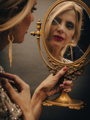 Macarena Gómez Instagram - 🎭✨ ¡A SÓLO TRES DÍAS DEL ESTRENO DE “YO, CAPOTE” 🎭✨

Una nueva producción teatral que nace de la pasión y el talento colectivo ♥️

📍 Teatros Luchana (C/ Luchana 38, Madrid)
🗓️ Sábados 22:30h
13, 20, 27 sept. · 4, 12, 18, 25 oct. - 1 nov.

🔹 Dirección: Manuel M. Velasco
🔹 Dramaturgia: Dámaso Conde
🔹 Intérpretes: Dámaso Conde · Jorge Monje · Macarena Gómez (audiovisuales)

✨ Producción: Macarena Gómez & Yolanda Puga
🎬 Productoras: Cilantro Films · Yolanda Puga Producciones

👁️ Equipo creativo:
Música · Pablo P. García
Luces · Belén Abarza
Escenografía · Paula Pérez
Vestuario · Margarita [apellido pendiente]
Audiovisuales · Ángel Pazos
Cartel · Claudia Cobos
Fotografía · Isabel Méndez
Realización · Ricardo Salas, Fernando González, Eva Nilsen
Ayudantía de dirección · Jorge Silvestre
Sala de ensayos · Sojo Teatro

🎟️ Entradas disponibles en @teatrosluchana 

#YoCapote #TeatroMadrid #TeatrosLuchana #CulturaMadrid #TeatroContemporáneo #ArtesEscénicas #TeatroActual #MadridCultural #ArteVivo #CulturaQueInspira #NuevasProducciones #MadridEsCultura #PlanesMadrid #AgendaCultural #NocheEnMadrid #MadridLifestyle #VivirElArte