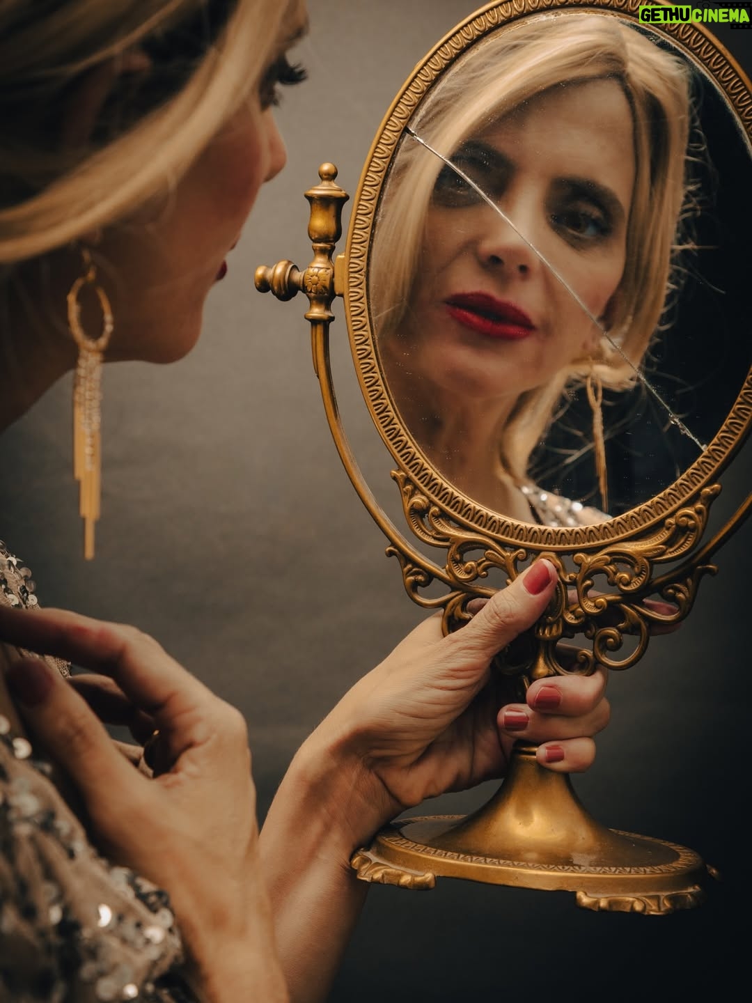 Macarena Gómez - 3 Likes - 🎭✨ ¡A SÓLO TRES DÍAS DEL ESTRENO DE “YO, CAPOTE” 🎭✨

Una nueva producción teatral que nace de la pasión y el talento colectivo ♥️

📍 Teatros Luchana (C/ Luchana 38, Madrid)
🗓️ Sábados 22:30h
13, 20, 27 sept. · 4, 12, 18, 25 oct. - 1 nov.

🔹 Dirección: Manuel M. Velasco
🔹 Dramaturgia: Dámaso Conde
🔹 Intérpretes: Dámaso Conde · Jorge Monje · Macarena Gómez (audiovisuales)

✨ Producción: Macarena Gómez & Yolanda Puga
🎬 Productoras: Cilantro Films · Yolanda Puga Producciones

👁️ Equipo creativo:
Música · Pablo P. García
Luces · Belén Abarza
Escenografía · Paula Pérez
Vestuario · Margarita [apellido pendiente]
Audiovisuales · Ángel Pazos
Cartel · Claudia Cobos
Fotografía · Isabel Méndez
Realización · Ricardo Salas, Fernando González, Eva Nilsen
Ayudantía de dirección · Jorge Silvestre
Sala de ensayos · Sojo Teatro

🎟️ Entradas disponibles en @teatrosluchana 

#YoCapote #TeatroMadrid #TeatrosLuchana #CulturaMadrid #TeatroContemporáneo #ArtesEscénicas #TeatroActual #MadridCultural #ArteVivo #CulturaQueInspira #NuevasProducciones #MadridEsCultura #PlanesMadrid #AgendaCultural #NocheEnMadrid #MadridLifestyle #VivirElArte