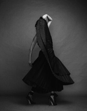 Macarena Gómez Instagram - #TBT a la juventud que bailaba y aprendía que la disciplina abre caminos 🖤
📸 @studiomacarro
#blacknwhitephotography #dancer #actress #macarenagomez #bailarina #danza #disciplina #baila #actriz