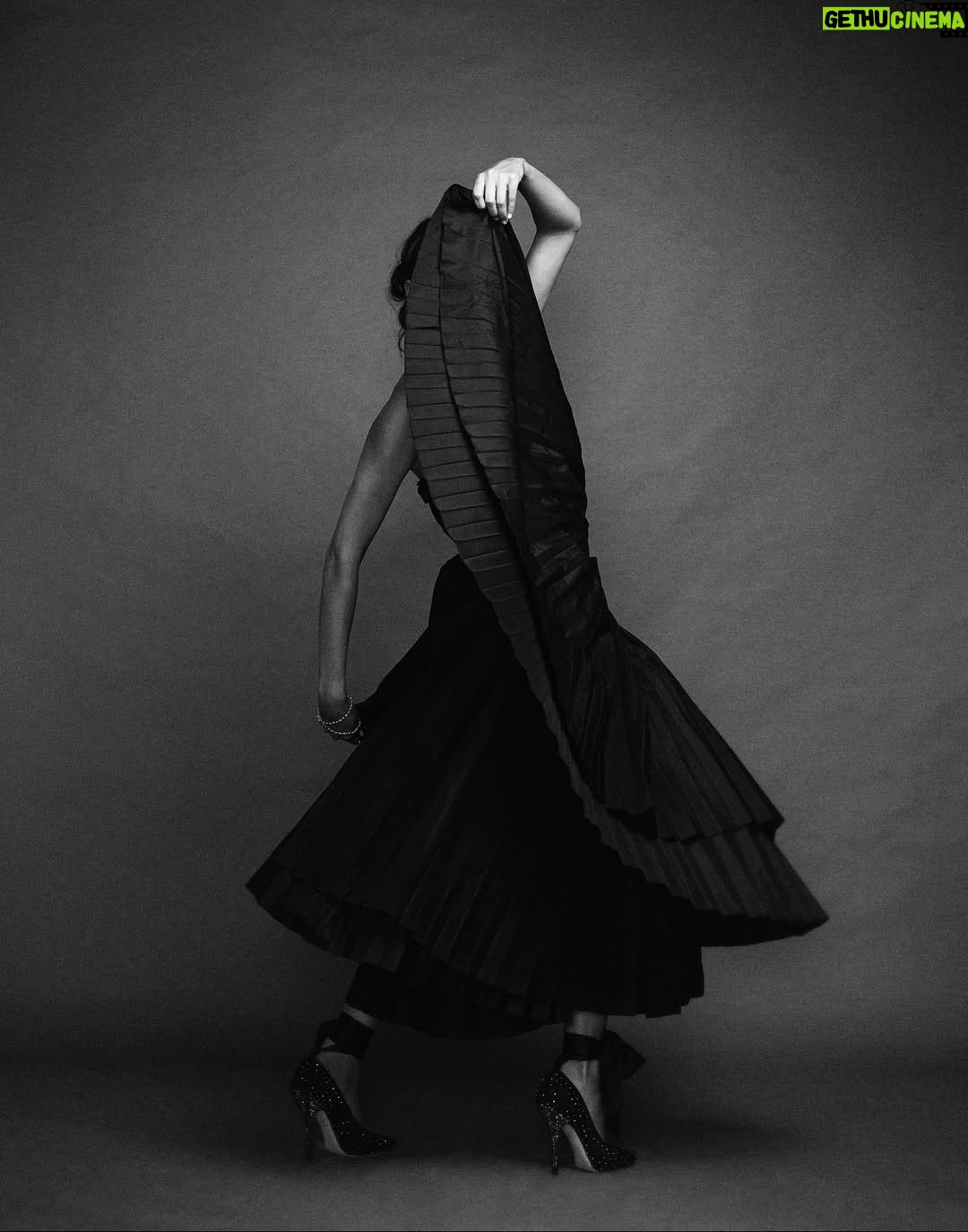Macarena Gómez - 3.9K Likes - #TBT a la juventud que bailaba y aprendía que la disciplina abre caminos 🖤

📸 @studiomacarro 

#blacknwhitephotography #dancer #actress #macarenagomez #bailarina #danza #disciplina #baila #actriz