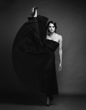 Macarena Gómez Instagram - #TBT a la juventud que bailaba y aprendía que la disciplina abre caminos 🖤
📸 @studiomacarro
#blacknwhitephotography #dancer #actress #macarenagomez #bailarina #danza #disciplina #baila #actriz